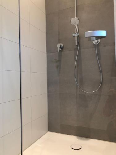 Ένα μπάνιο στο Fünf Rosen Boutique Apartment - Bio-Ferienwohnung am Staffelsee im Blauen Land