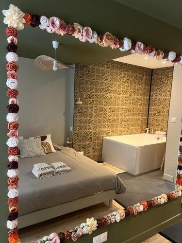 Кровать или кровати в номере Suite Romantique - Love Room Valence Amour et Bulles - Jacuzzi - Lit king size avec miroir XXL - Sofa Tantra - Drôme Ardèche