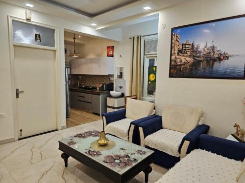 Ganga Ghat 2 BHK Apartment Near Kashi Vishwanath Temple With Parking And Lift的厨房或小厨房