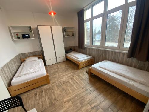 Postel nebo postele na pokoji v ubytování Szolnok Tranzit Szálló
