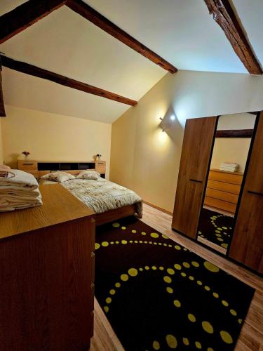 une chambre avec un lit et un grand miroir dans l'établissement Appartement T3 Agen, France, à Agen