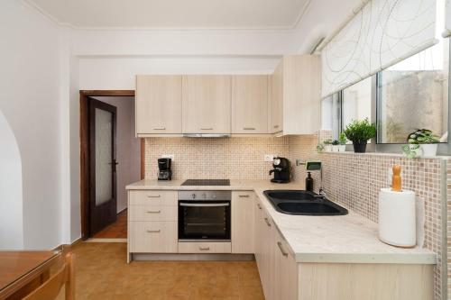 Η κουζίνα ή μικρή κουζίνα στο 3BD Apt in The Center of Eretria