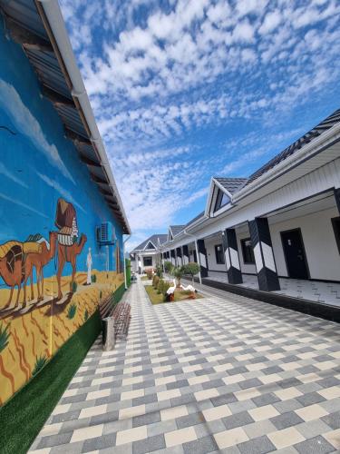 un murale di un cammello sul lato di un edificio di Turkistan apart Рыскулбеков 45 a Türkistan
