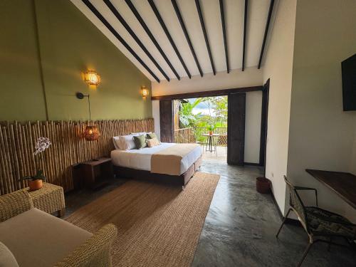 Tukki Ecolodge Hotelにあるベッド