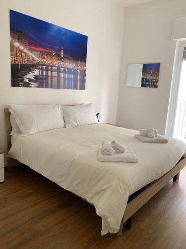 una camera da letto con un letto grande con due asciugamani sopra di Pizzoli Suite a Bari