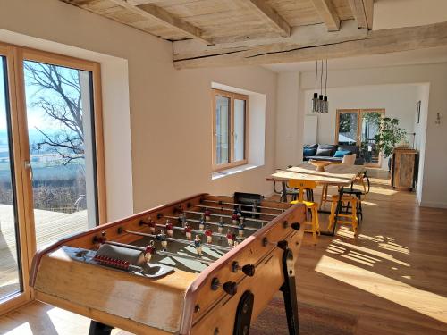 - un grand baby-foot en bois dans le salon dans l'établissement Merveille du Mont, à Météren