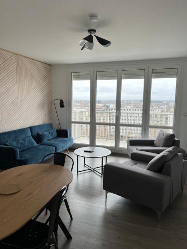 un salon avec un canapé et une table dans l'établissement Private bedroom with private bathroom & toilet in a shared flat, à Orléans