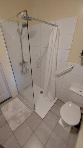 Bilik mandi di Gîte charmant à la campagne