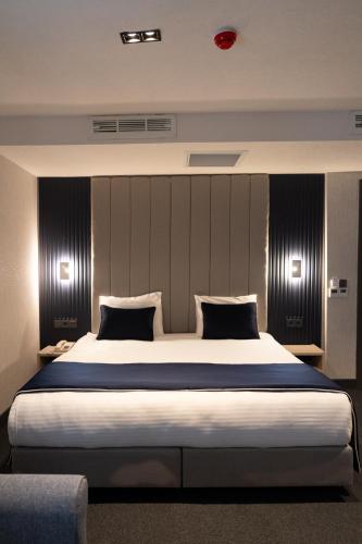 Una cama o camas en una habitación de Lamore Hotel