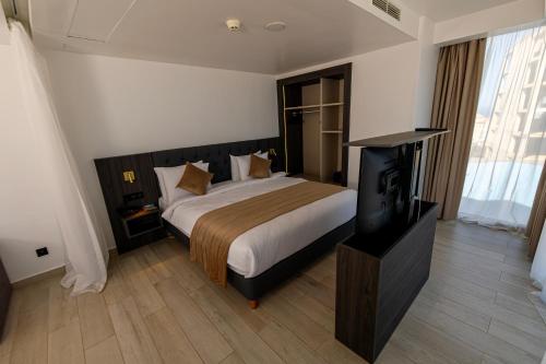 Postel nebo postele na pokoji v ubytování BOUMERDES PLAZA Hôtel & Spa
