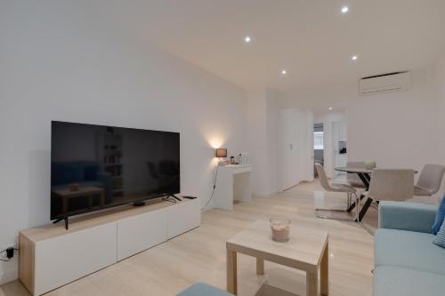 Newly renovated charming downtown apartment