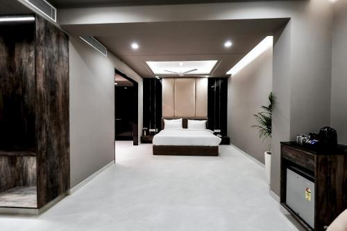 a bedroom with a bed in a room at Hotel Elinor By Dazzling Hotels & Resorts in Agra