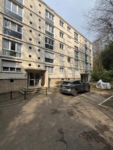 une voiture garée sur un parking devant un immeuble dans l'établissement Appartement neuf sevré, à Sèvres