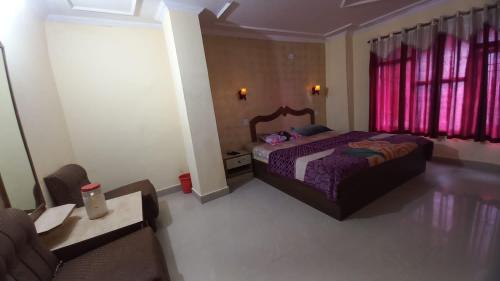 Postel nebo postele na pokoji v ubytování Hotel Harbans