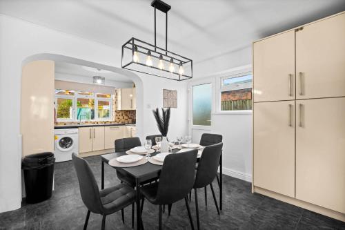 Foto Stylish 3 Bedroom House - Garden - Pool Table - Parking 165M 3