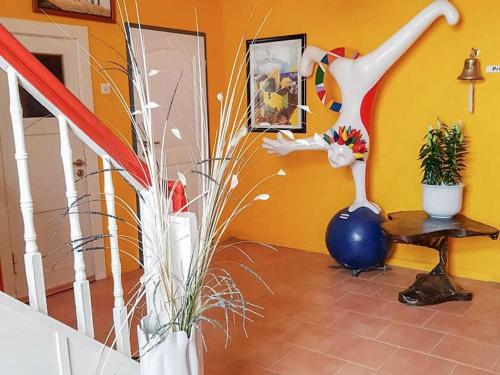 una sala de estar con una estatua de una mujer en un jarrón en City Urlaub, en Ribnitz-Damgarten