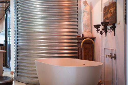 Ein Badezimmer in der Unterkunft Liedjiesbos Urban Olive Farm