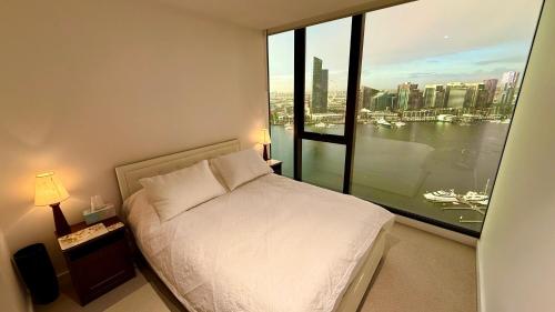 Postel nebo postele na pokoji v ubytování Yarra Accommodation-Private apartments-Collins Wharf Waterfront, Docklands