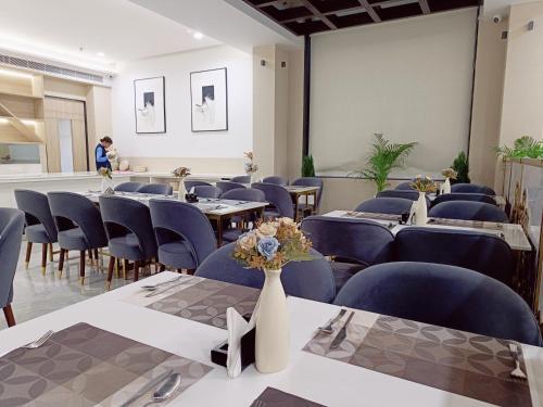 Posezení v ubytování Hotel Elinor By Dazzling Hotels & Resorts