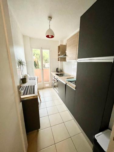 une cuisine avec un évier et un plan de travail dans l'établissement Les Pins d'Antibes, à Antibes