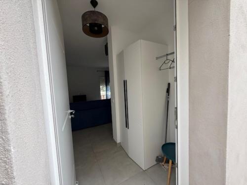 a hallway leading to a room with a hallway at E casette in Oletta