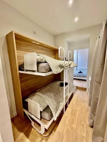 Cette chambre comprend 2 lits superposés et une fenêtre. dans l'établissement Étoiles et Lumières de Cannes, à Cannes