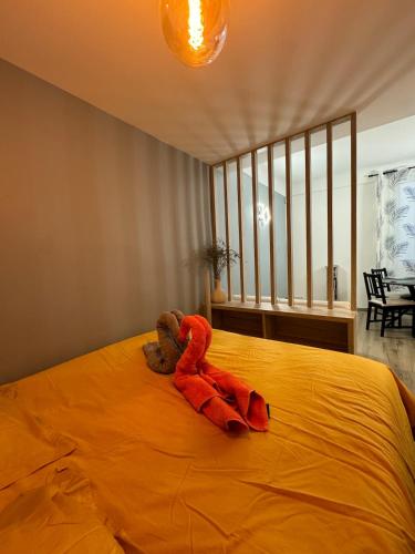 un animal farci posé sur un lit dans l'établissement Appartement rempart d'Antibes, à Antibes