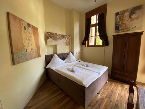 Una cama o camas en una habitación de Avalon Bed & Breakfast Themen/- Nichtraucherhotel