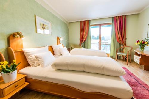 Hotel Alte Post Südsteiermark tesisinde bir odada yatak veya yataklar