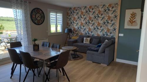 un salon avec une table et un canapé dans l'établissement Chez MONIQUE, à Sainte-Marguerite