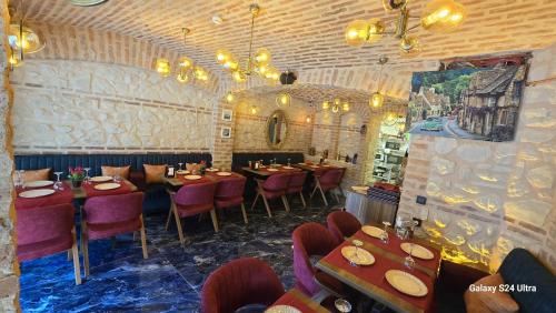 un ristorante con tavoli e sedie in una stanza di Safir Gold Hotel a Istanbul