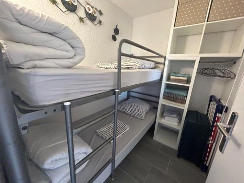 quelques lits superposés dans une chambre dans l'établissement Superb apartment 2 min from Richelieu Beach, Cap d'Agde, au Cap d'Agde