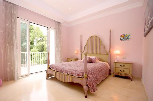 Estepona East Luxury Family Villa ROSA
