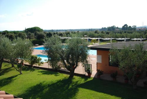 Pemandangan kolam renang di Hotel Borgo degli Olivi atau berdekatan