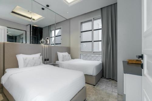 a hotel room with two beds and a mirror at شقة بتصميم انيق مقابل الافنيوز d11 in Riyadh