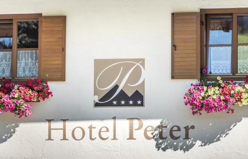 Sijil, anugerah, tanda atau dokumen lain yang dipamerkan di Hotel Peter