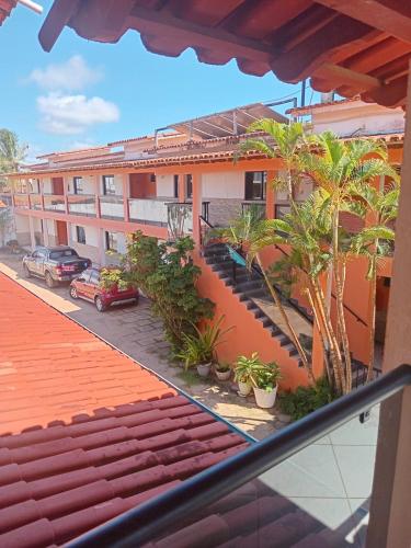 una vista desde el balcón de un edificio en Pousada Lorenise, en Guriri