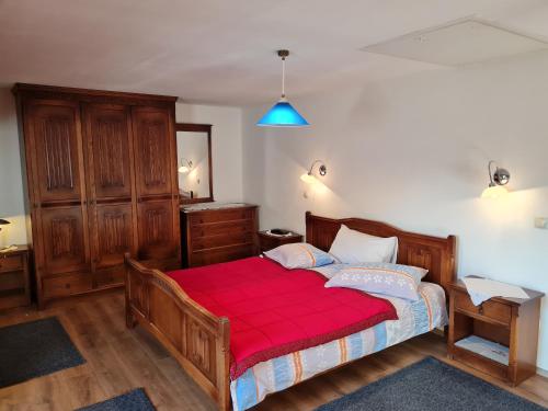 Postel nebo postele na pokoji v ubytování APARTMAJI STARI KOVAČ