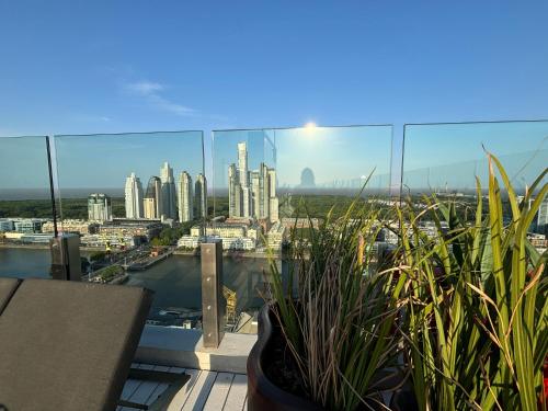 Pemandangan umum bagi Buenos Aires atau pemandangan bandar yang diambil dari apartmen