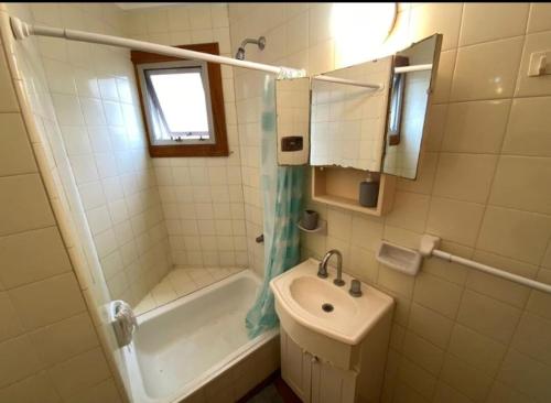 une salle de bain avec un lavabo, une baignoire et des toilettes dans l'établissement Luminoso departamento Zona Güemes, à Mar del Plata