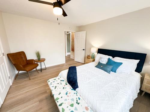 Un dormitorio con una cama grande y una silla. en Legacy Trail Getaway, en Lexington