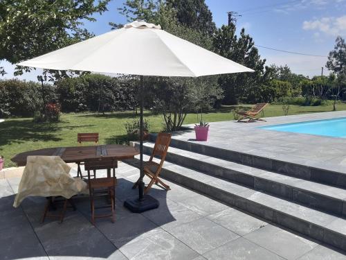 Kolam renang di atau dekat dengan large country house with pool and garden