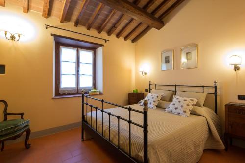 コルトーナにあるSan Martino agli Uliviのベッドルーム(ベッド1台、窓付)