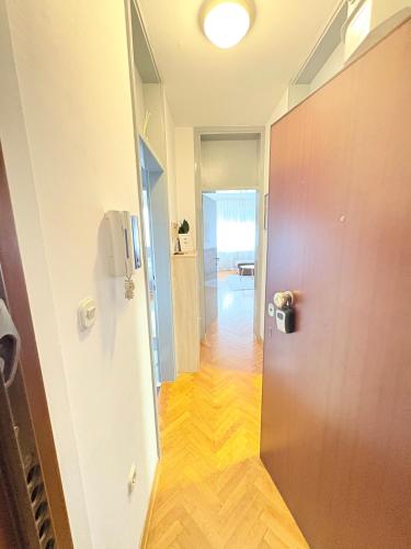 Franko's Cozy Apartment with garage