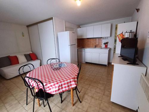 Il comprend une petite cuisine avec une table et un réfrigérateur. dans l'établissement Agréable studio avec loggia et animaux acceptés – Balaruc-les-Bains - FR-1-571-38, à Balaruc-les-Bains