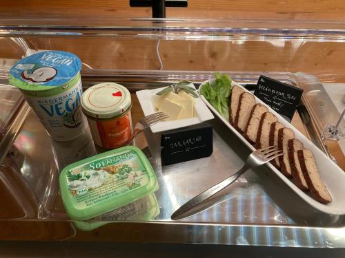 a lunch box with a sandwich and a drink at Haus Rhodania in Albinen