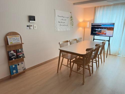 une salle à manger avec une table et des chaises dans une pièce dans l'établissement Everland Station 5 minutes on foot, Gamsung Accommodation Everland, Caribbean Bay, Korean Folk Village, Yongin Sevens, Stay Jal Jal, à Yongin