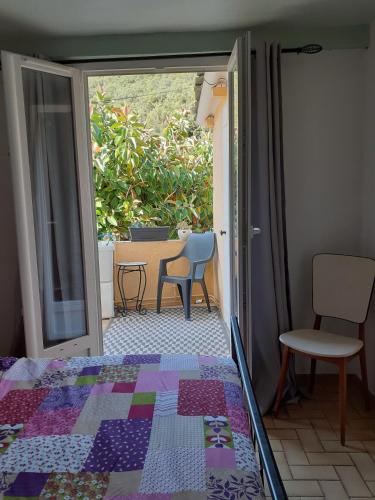 une chambre avec un lit, une table et des chaises dans l'établissement Cap Corse - Maison à 500m de la plage - Logement entier, à Grillasca