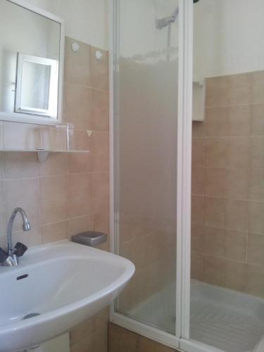 une salle de bain avec douche et lavabo dans l'établissement Cap Corse - Maison à 500m de la plage - Logement entier, à Grillasca