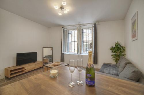 - un salon avec un canapé et une table avec des verres à vin dans l'établissement Cannes hyper centre quartier historique du suquet -palais-croisette, à Cannes